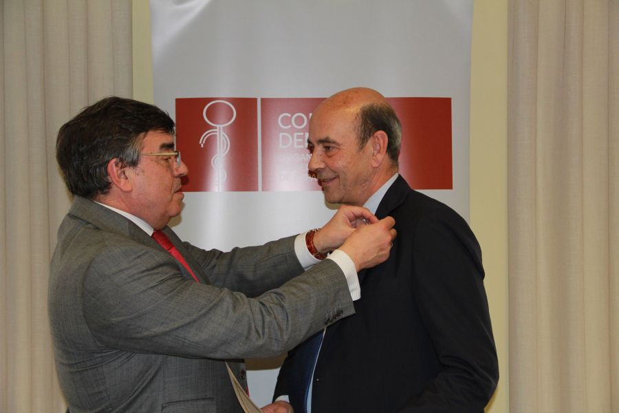 El Dr. Alfonso Villa Vigil, Presidente del Consejo General, entregó la Medalla al Director de RNE, D. Alfonso Nasarre Goicoechea.