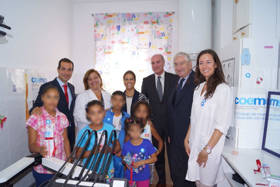 De derecha a izquierda: la Dra. Silvana Escuder, responsable de la Comisión de Compromiso Social del COEM;  Javier Rodríguez Rodríguez, el consejero de Sanidad;  Dra. Marisol Ucha , vicepresidenta del COEM; Dra. Mercedes Méndez ,voluntaria; Salvador Victoria Bolívar, El consejero de Presidencia, Justicia y portavoz de la Comunidad de Madrid. 