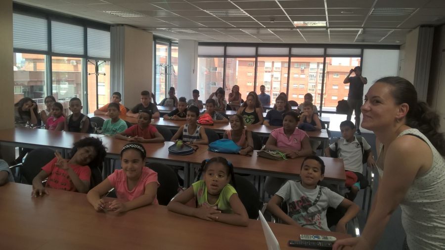 Niños de ICEAS atentos a las explicaciones durante la charla