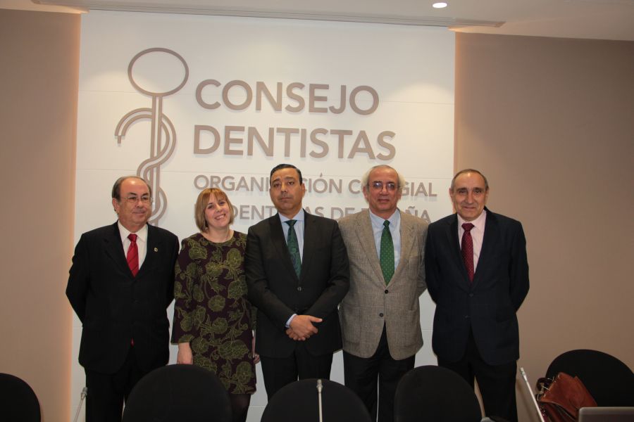 De izda. a dcha.: Honorio Bando, Cristina Abarca, Óscar Castro, José Carlos de la Macorra, presidente de la Conferencia de Decanos de Facultades de Odontología, y Enrique García.