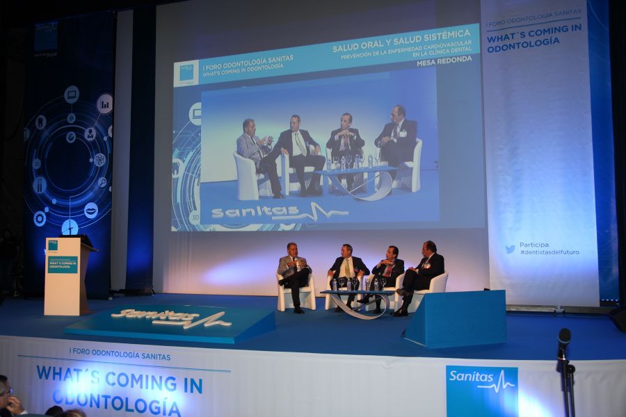 De izda. a dcha. Blas Noguerol, periodoncista y expresidente de la SEPA; Manuel Chamorro, Jefe de Servicio de Cirugía Maxilofacial en el Sanitas Campus Madrid; Manuel Jiménez, Jefe de Servicio de Cardiología del Hospital Universitario La Moraleja; Gonzalo Barón y Esquivias, Expresidente de la Junta Directiva de la SEC. 