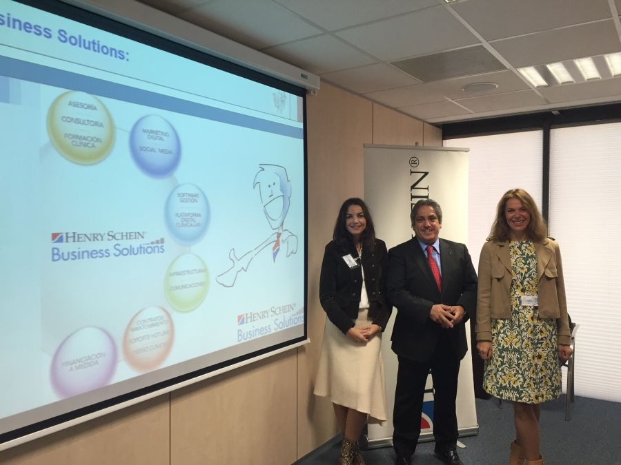 Juan M. Molina, con Silvia de Castro (izda.) y Emi Rodríguez , en un momento del evento de Henry Schein celebrado con la prensa.