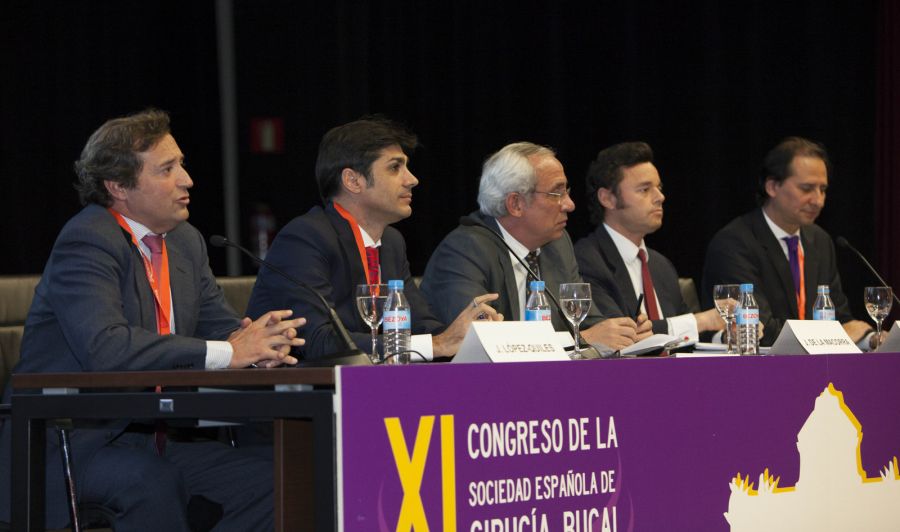 Acto de inauguración del Congreso. De izda a dcha:  Dr. J. López-Quiles, Presidente del Congreso; Dr. D. Gallego, Presidente de la SECIB; Dr. J. de la Macorra, Decano de la Fac. de Odontología de la UCM; Dr. R. Soto-Yarritu, Presidente del COEM y Dr. S. Trapote Vice-presidente del Congreso.