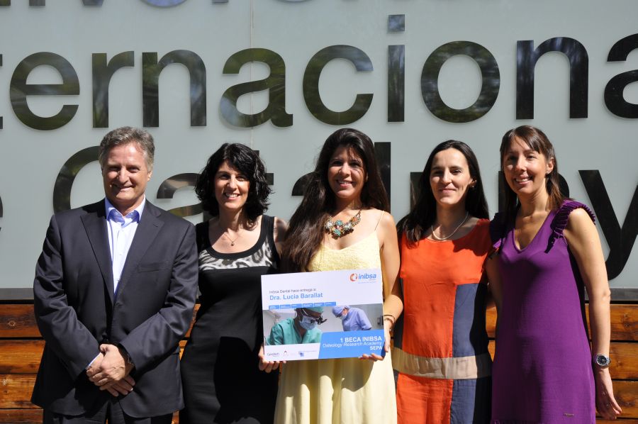 De izquierda a derecha: el director de Ventas Iberia de Inibsa Dental, Ernesto Arenas; la Category Manager, Míriam Orteu; la Dra. Lucía Barallat, premiada con la beca; la Scientific Marketing Manager, Cornèlia O’Callaghan; y la vocal de la Junta Directiva de SEPA y profesora del Máster de Periodoncia de la UIC, Mónica Vicario. 