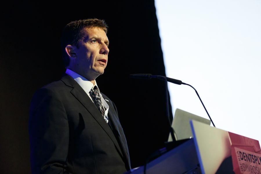 José María Puzo, presidente de Dentsply Sirona Iberia, abordó la importancia de la formación continuada en la presentación del evento organizado por la compañía.