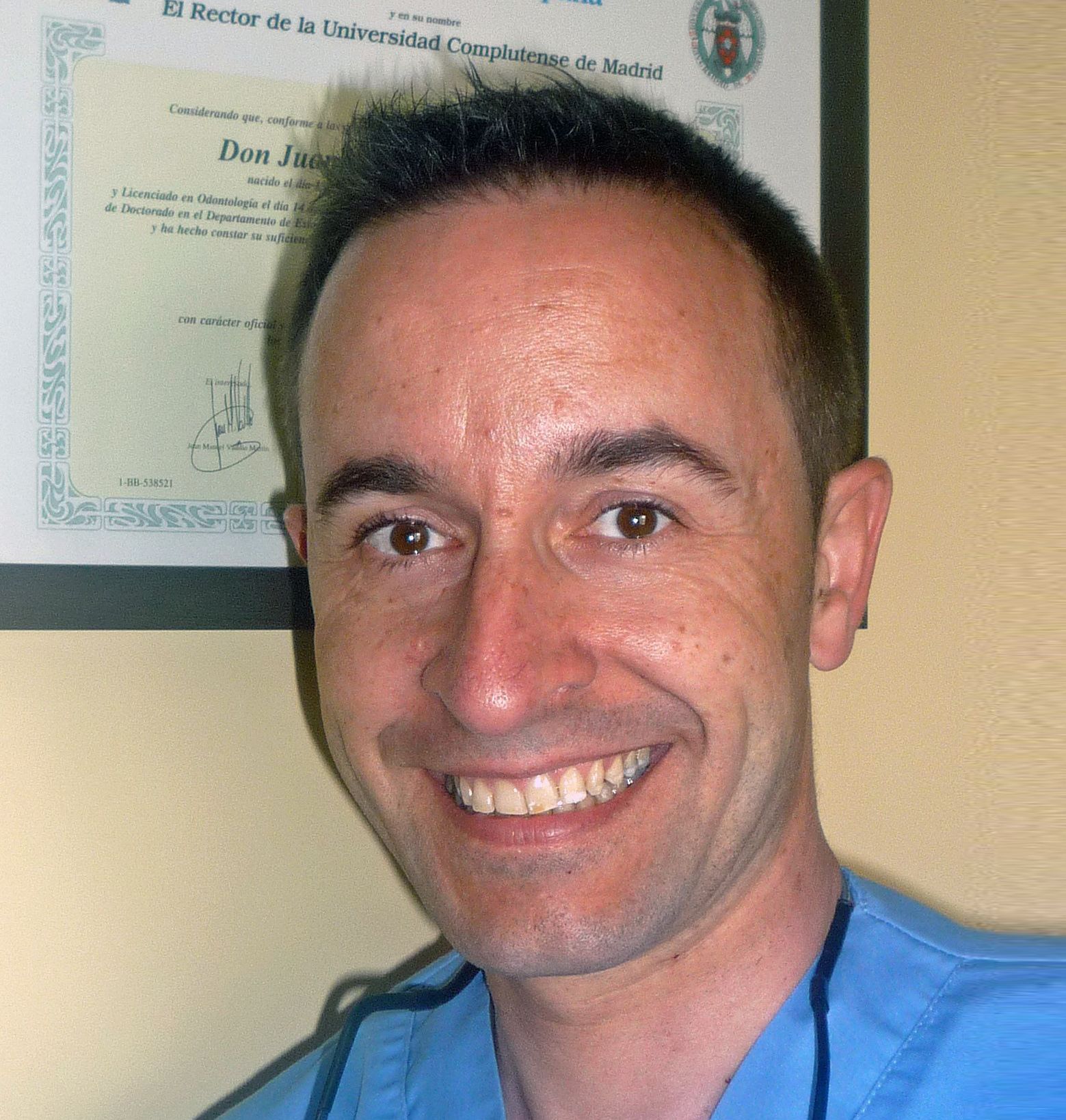 Dr.  Juan Manuel Vadillo Coordinador del Máster de Cirugía Implantológica, Prótesis y Periimplantología de la UAX.  Miembro del Comité Científico de El DM