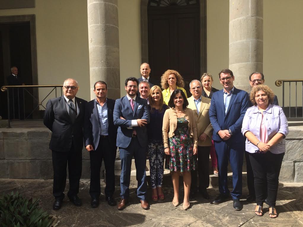 De izq. a drcha.: En la primera fila, Francisco Cabrera Panasco (miembro de la Junta de Gobierno del COELP), M. Hernández Guillén (portavoz de Sanidad del PSOE), J. M. Navarro Martínez (presidente del COELP), María Australia Navarro de Paz (portavoz del PP), Carolina Darias San Sebastián (presidenta del Parlamento de Canarias) Iñaki Álvaro Lavandera (portavoz del PSOE) y Mª Elena Luis Domínguez (portavoz de Sanidad de CC). En la segunda fila, Luis Campos Jiménez (diputado de NC), Casimiro Curbelo Curbelo (portavoz de Agrupación Socialista Gomera) y  Justo Sosa Doreste (miembro de la Junta de Gobierno del COELP). Y en la tercera, Jorge Rodríguez Pérez (diputado del PP), Concepción M. León Martínez, secretaria de la Junta de Gobierno del CODENTEF) y Nayra Alemán Ojeda (diputada del PSOE).