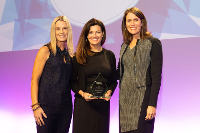 Directora ejecutiva de Mujeres en el Liderazgo Kerry Seitz (izda) y directora general de Linkage Jennifer McCollum (dcha) presentan a Maureen MacInnis, Senior Vice President, Chief Human Resources and Communications en Dentsply Sirona, con el Premio de Impacto.