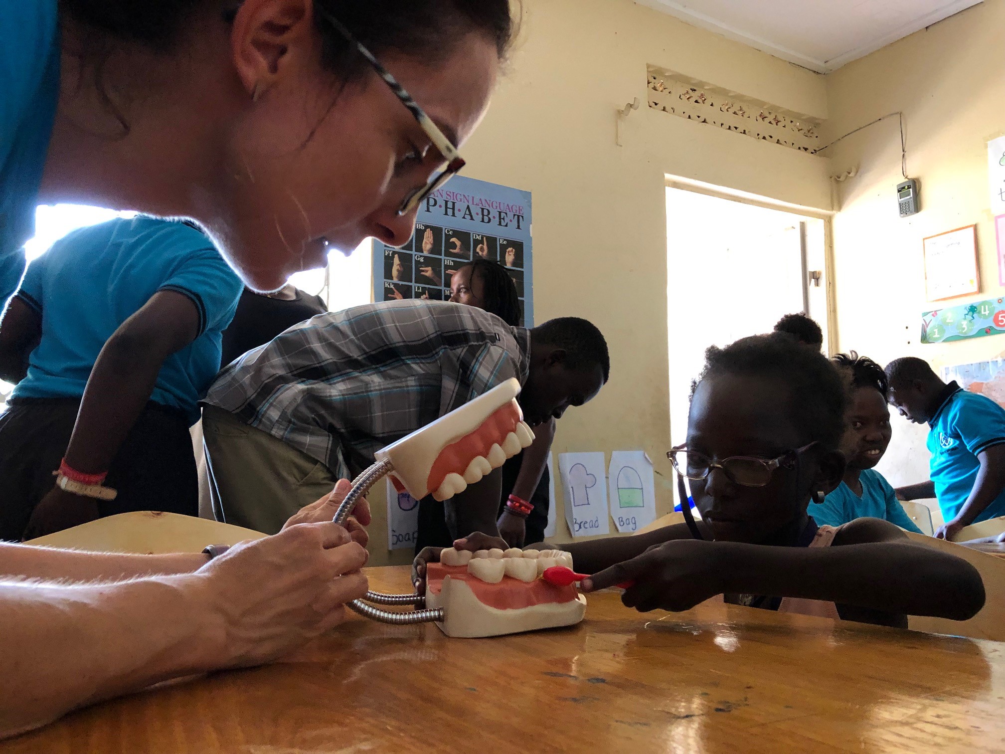 Además de impartir diversas charlas, han repartido pasta de dientes y cepillos a los niños que han chequeado. FOTO: SEPA