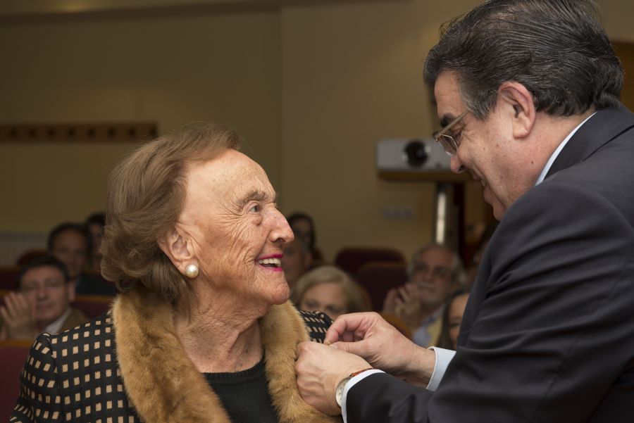 El Dr. Villa Vigil entrega la Medalla de Oro a la Dra. Ángela Maló Segura
