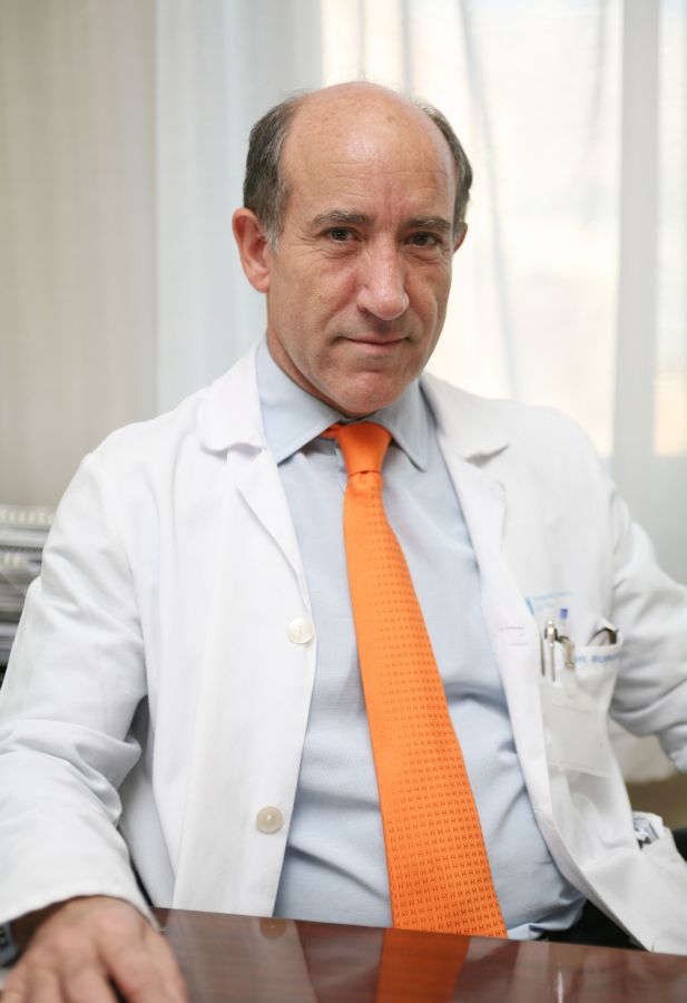 Dr. Miguel Burgueño, Jefe de Servicio de Cirugía Oral y Maxilofacial del Hospital La Paz.