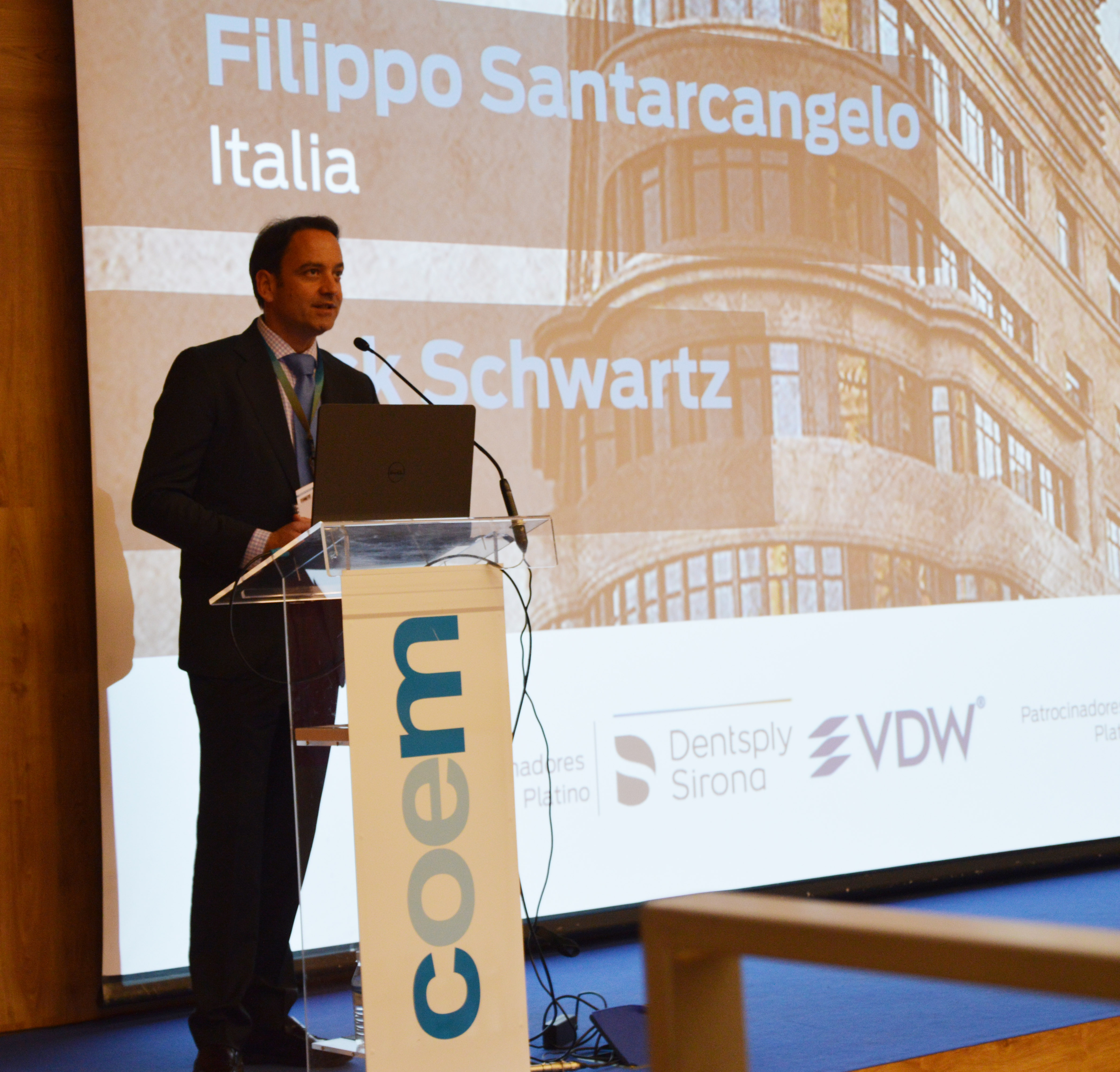 En la imagen, el presidente de Aede, Miguel Miñana, durante una intervención en un congreso de endodoncia. FOTO: Aede
