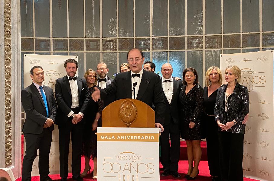 El Dr. Miguel Roig, presidente de SEPES, durante su intervención en la gala junto a los coordinadores y a los miembros de la organización. 