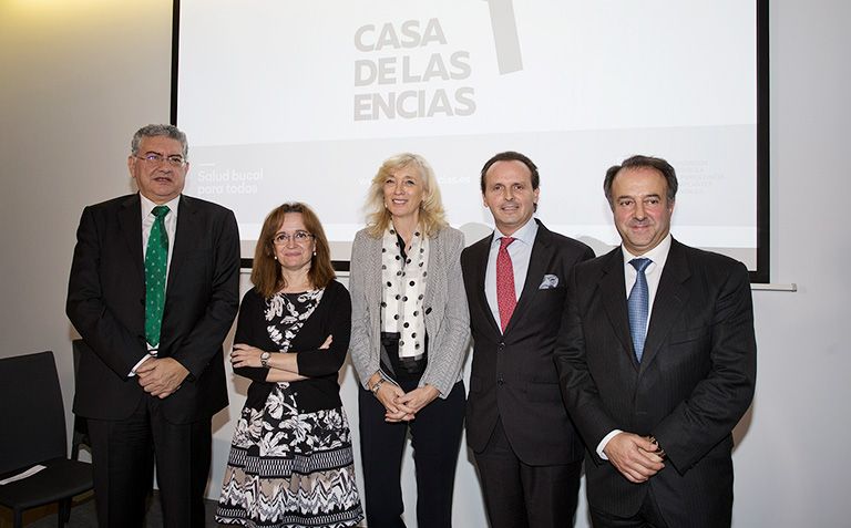 De izqda. a dcha.: Agustín Rivero, director general de la Cartera Básica de Servicios del Sistema Nacional de Salud y Farmacia, en representación del Ministerio de Sanidad, Servicios Sociales e Igualdad; Marta Pérez-Celaya del Pozo, gerente asistencial de Atención Primaria del Servicio Madrileño de Salud ; Catalina Martínez Meroño, jefa del Centro de Salud Bucodental de Madrid Salud; Adrián Guerrero, actual presidente de SEPA; y Juan Blanco, presidente de la Federación Europea de Periodoncia (EFP).