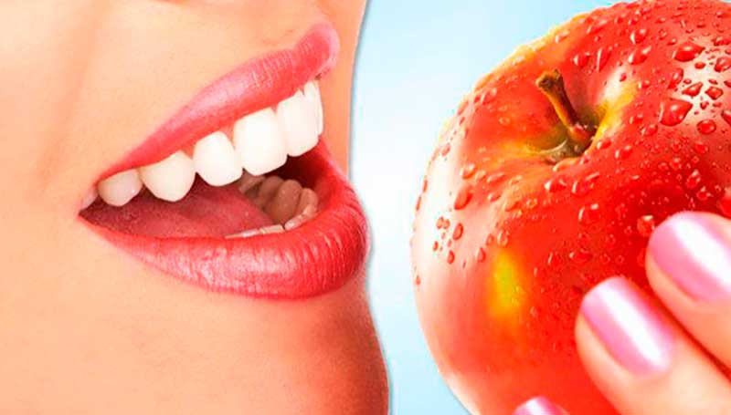 La fruta y la verdura son, entre otros, alimentos recomendables a nivel bucodental.