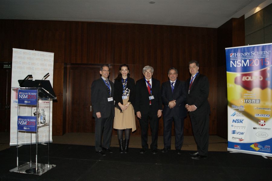 De izda. a dcha.: James P. Breslawski, Presidente de la División Global Dental de Henry Schein; Silvia de Castro, Directora de El Dentista Moderno; Stanley M. Bergman, Presidente del Consejo y CEO de Henry Schein, Inc.; Juan M. Molina, Director General de Henry Schein España.