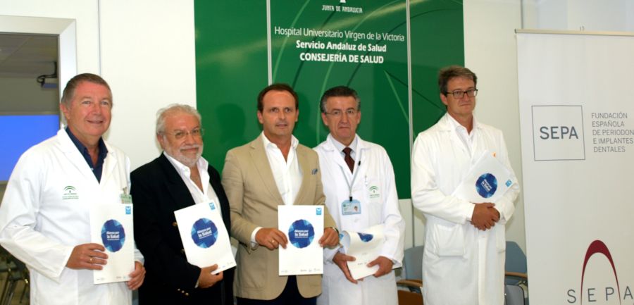 En la imagen, de izqda. a dcha.: Lucas Bermudo, presidente del Colegio de Odontólogos y Estomatólogos de Málaga; Juan Sergio Fernández, presidente de SEMERGEN-Andalucía; Adrián Guerrero, presidente de la Sociedad Española de Periodoncia (SEPA); Emiliano Nuevo, gerente del Hospital Universitario Virgen de la Victoria; Juan José Gómez Doblas, presidente de la Sociedad Andaluza de Cardiología. 