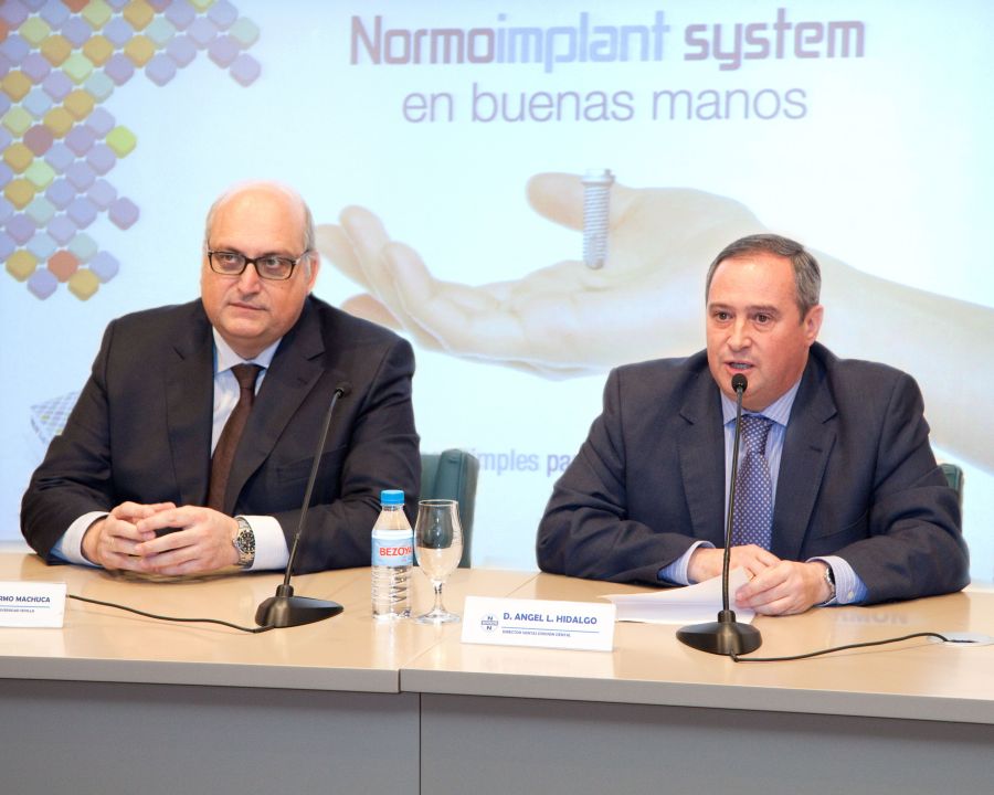 De izda. a dcha. el Dr. Guillermo Machuca y Ángel Luis Hidalgo, Director de la División Dental de Normon, durante la presentación de la nueva línea ante la prensa el pasado 10 de diciembre en Madrid.