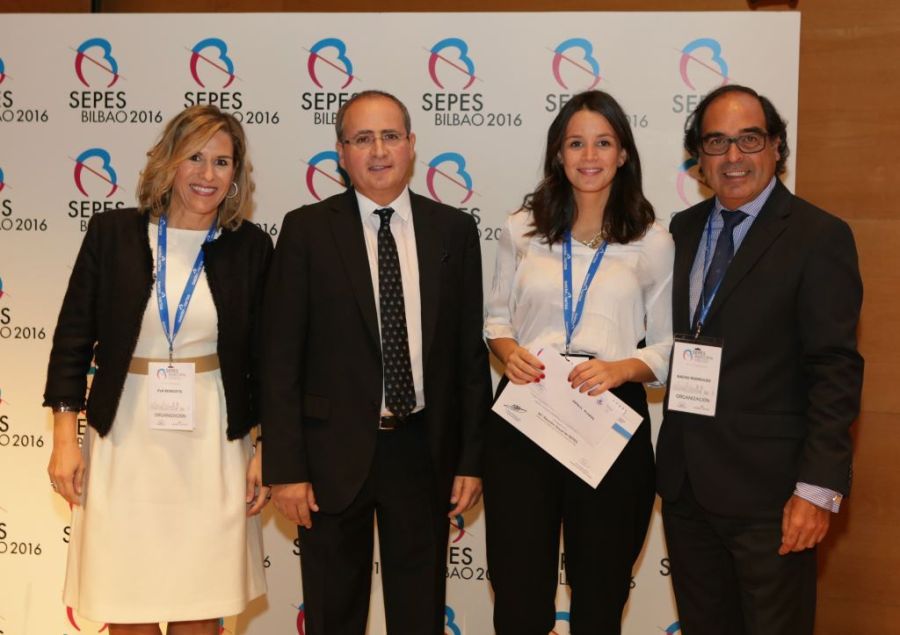 De izda. a dcha.: La presidenta del 46 Congreso SEPES, Dra. Eva Berroeta; el representante de Dentsply Sirona (patrocinador del premio), Juan Molina; la Dra. Natalia Álvarez-Maldonado ganadora del Premio a la Mejor Comunicación Oral Clínica; y el presidente de SEPES, Nacho Rodríguez Ruiz.