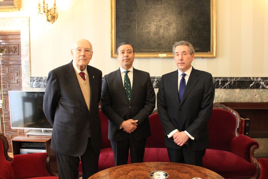 De izquierda a derecha: D. José Manuel Romay Beccaría José, presidente del Consejo de Estado, junto al Dr. Óscar Castro Reino, presidente del Consejo General de Colegios Oficiales de Dentistas de España, y al Dr. Alejandro López Quiroga, vocal del Consejo General de Colegios Oficiales de Dentistas de España.