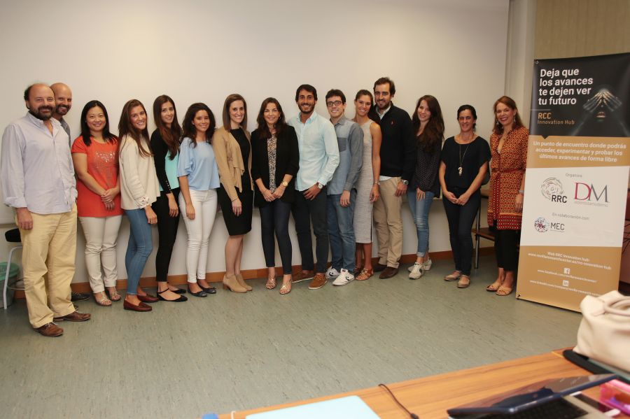 Algunos de los participantes, junto con la Dra. Marta Revilla y Silvia de Castro (DM) en el centro.