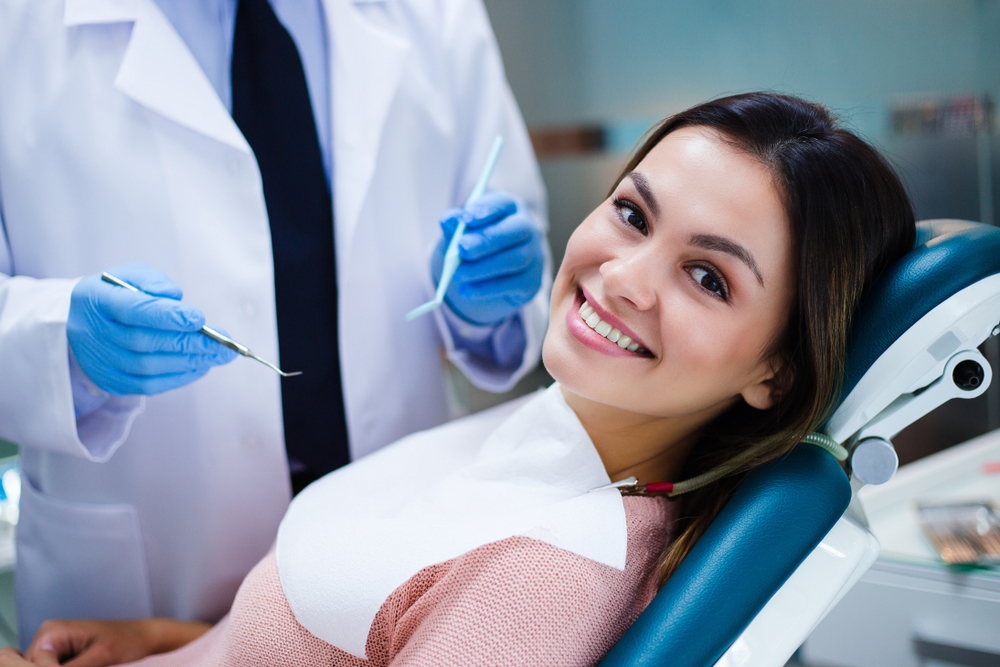 La cifra media de coste en tratamientos orales en un adulto que cuida la boca es de unos 450 euros a lo largo de su vida (hasta los 35 años) frente a los 900 euros de media que le cuesta al adulto que no es preventivo. FOTO: CS Dental