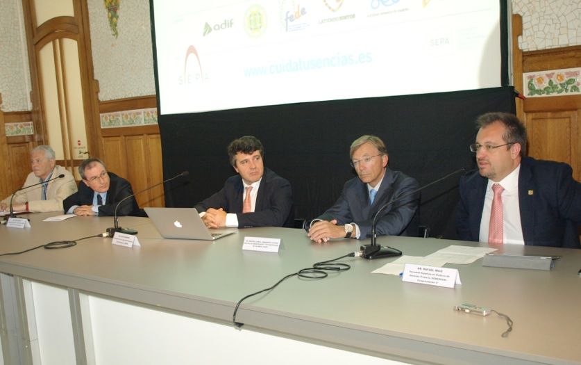 De dcha. a izqda.: Dr. Rafael Micó, Vicepresidente 2º de SEMERGEN;  Dr. Enrique Llobell, Presidente del Colegio Oficial de Odontólogos y Estomatólogos de Valencia; Dr. David Herrera, Presidente de SEPA; Dr. Juan Girbés, Vocal Sociedad Española de Diabetes (SED) y Fernando de la Torre, Presidente de la Federación de Diabéticos de la Comunidad Valenciana. 