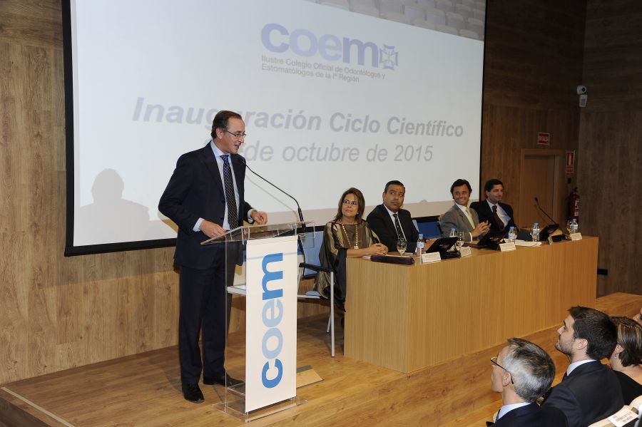 Intervención del ministro en el acto de inauguración. En la mesa, Dra. Marisol Ucha, vicepresidenta del COEM; Dr. Óscar Castro, presidente del Consejo General de Dentistas; Dr. Ramón Soto-Yarritu, presidente del COEM; y Dr. Ricardo Fernández, presidente de la Comisión Científica del COEM.