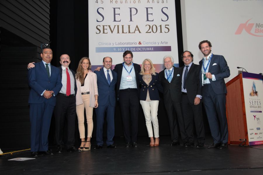 El Dr. Vicente Jimenez, premiado con la Medalla de Oro de SEPES, tras su ponencia en el Congreso, acompañado de compañeros, familiares y los presidentes del Congreso y de SEPES.