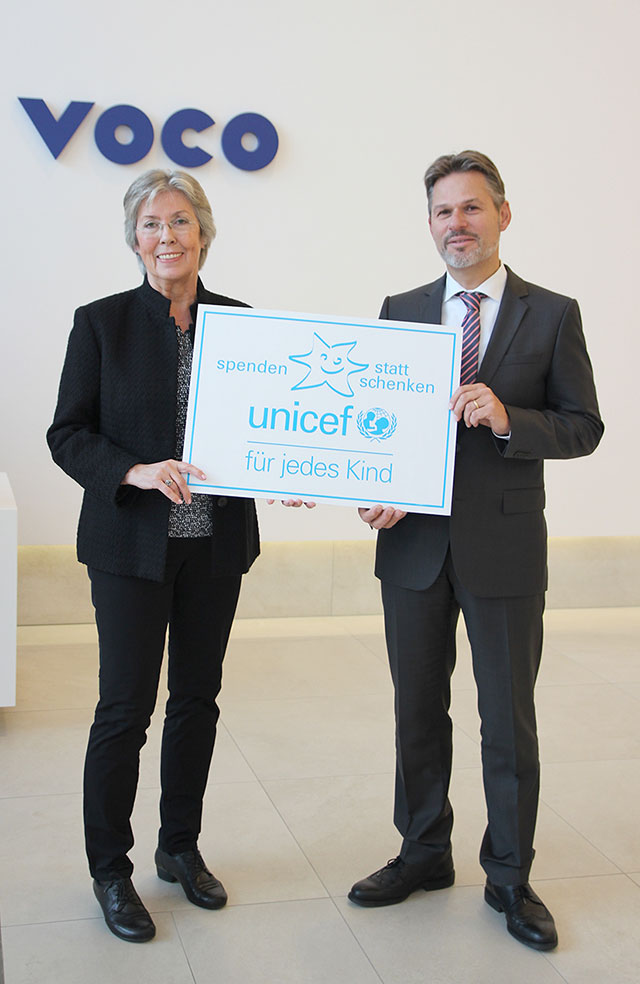 Elke Schmidt (empleada honorífica de UNICEF) junto a Olaf Sauerbier, director general de Voco.